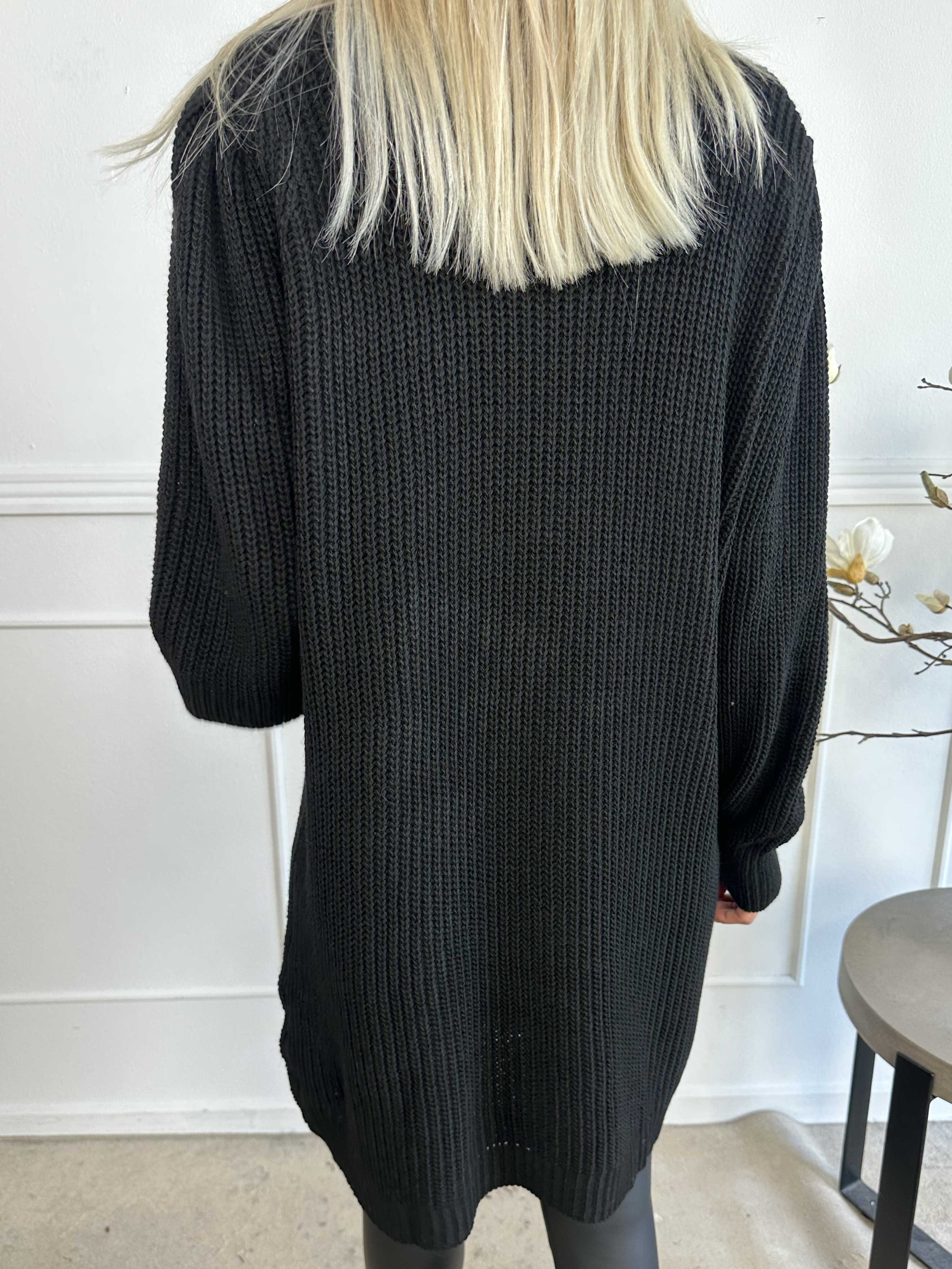 Dajana - Söt stickad klänning med ballongärmar